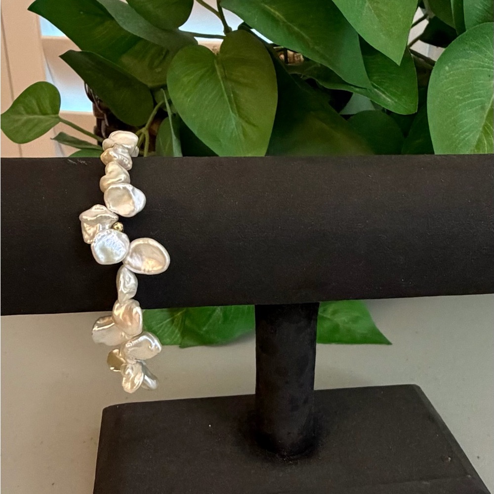 Elegant Freshwater Pearl Bracelet with Gold Accents